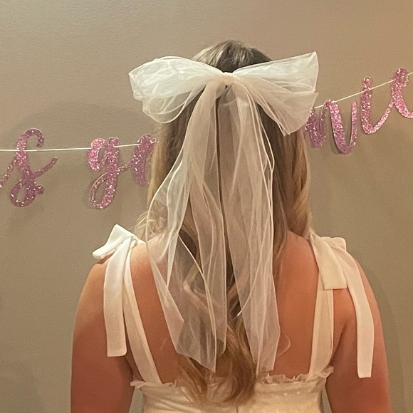 My Dearly Beloved White Organza Oversized Bow Hair Clip - Picture 4 of 4